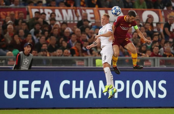 Alessandro Florenzi a David Limberský v zápase Ligy mistrů AS Řím - Plzeň: