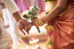 Láska vody přenáší. Pár doplul v zatopené Indii na svatbu v hrnci na vaření