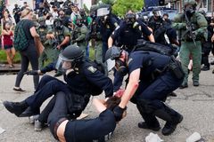 V USA se znovu střetli demonstranti s policií, ve vazbě skončily desítky lidí