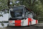 Tramvaje a autobusy v Praze změní barvy, pruhy povedou svisle. Autor hrozí žalobou