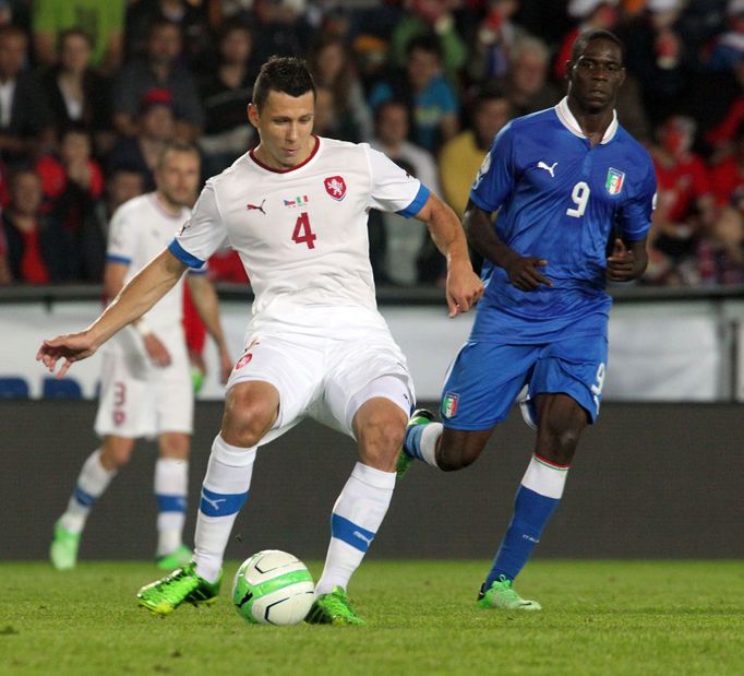 Fotbal, Česko - Itálie: Marek Suchý - Mario Balotelli