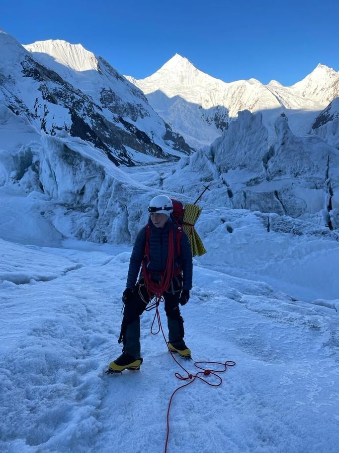 Karolína Grohová při výpravě na Gasherbrum II (ledovcový labyrint)