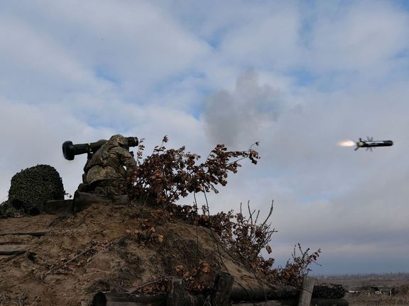Ukrajinský voják odpaluje z ramene protitankovou střelu Javelin.