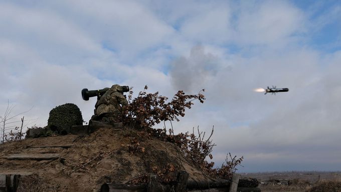 Ukrajinci zlikvidovali protitankovými střelami Javelin a Stugna-P ruská vojenská vozidla u vesnice Terny v Doněcké oblasti.