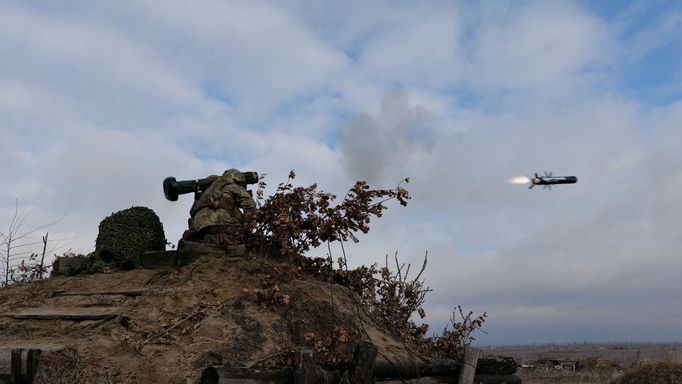 Ukrajinský voják odpaluje z ramene protitankovou střelu Javelin.