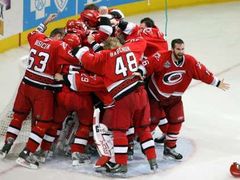 Hokejisté Caroliny se radují po vítězném sedmém zápase finále Stanley Cupu.