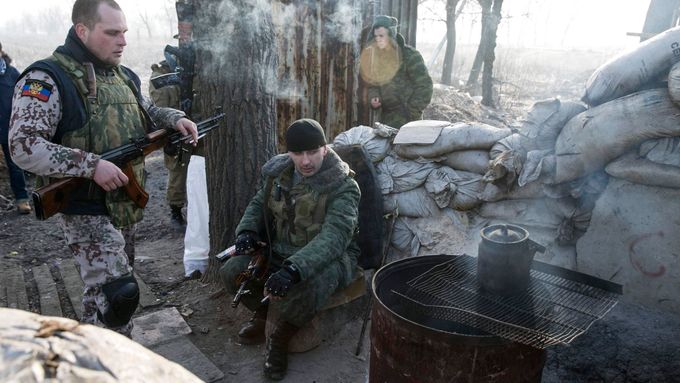 Členové ozbrojených složek samozvané Doněcké lidové republiky odpočívají poblíž Doněcku.