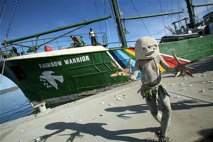 Rainbow Warrior II u břehu Papuy Nové Guiney