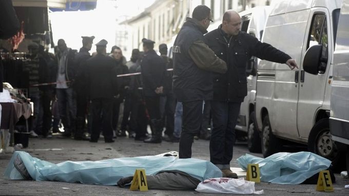 Těla zastřelených mužů na ulici ve Florencii.