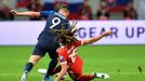 fotbal, kvalifikace ME 2020, Slovensko - Wales, Ethan Ampadu a Róbert Boženík