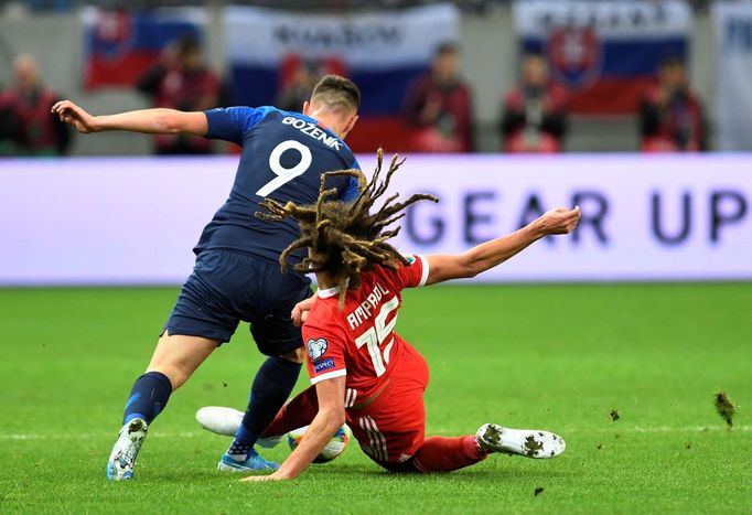 fotbal, kvalifikace ME 2020, Slovensko - Wales, Ethan Ampadu a Róbert Boženík