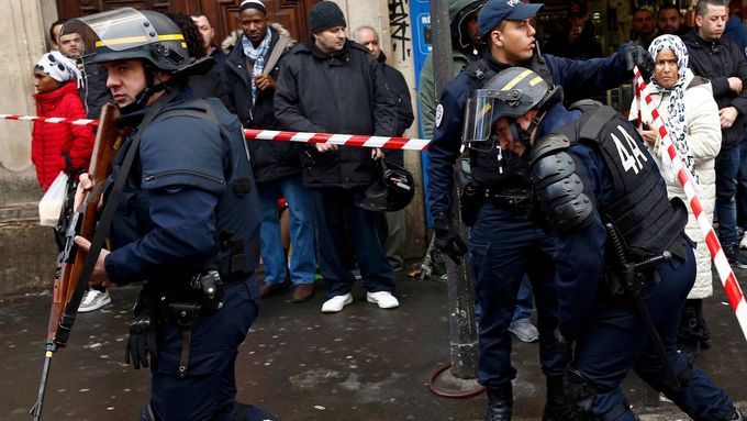 Francouzští policisté střeží místo, kde zastřelili ozbrojence, jenž zaútočil na policejní služebnu.
