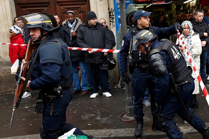 Francouzští policisté střeží místo, kde zastřelili ozbrojence, jenž zaútočil na policejní služebnu.