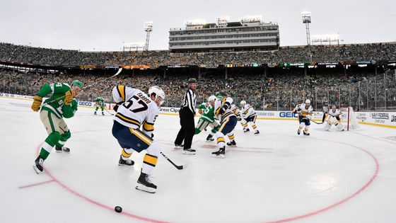 Utkání hokejové NHL Dallas - Nashville, které se hrálo pod otevřeným nebem.