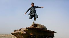 Chlapec v Afghánistánu skáče z pozůstatku sovětského tanku