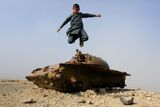 15. února: Chlapec během oslav, které připomínají třicáté výročí stažení sovětských vojsk z Afghánistánu, skáče z pozůstatku tanku SSSR. Snímek pochází z afghánského města Džalálábád.