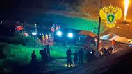 Nejméně sedm lidí zahynulo a 69 bylo zraněno při výbuchu dvou mostů ve dvou různých ruských regionech sousedících s Ukrajinou, a to v předvečer plánovaných mírových jednání, jejichž cílem je ukončit tři roky trvající válku na Ukrajině, uvedli v neděli ruští představitelé.