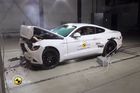 Oblíbený sportovní vůz Ford Mustang neuspěl v nárazových testech. Nebezpečí hrozí hlavně dětem