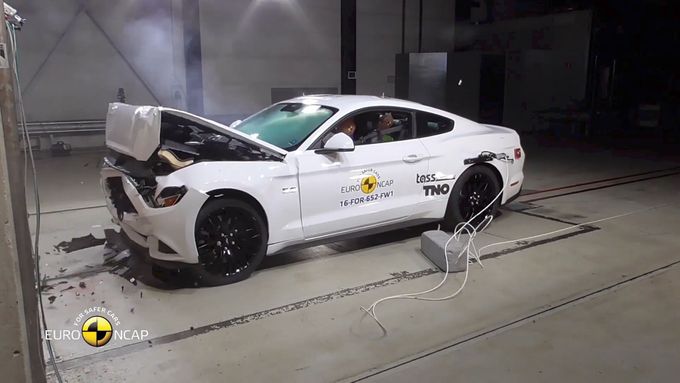 Crash test Fordu Mustang.