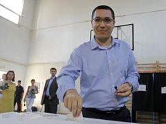 Premiér Victor Ponta hlasuje v referendu. Po oznámení o účasti voličů důvod k úsměvu neměl.