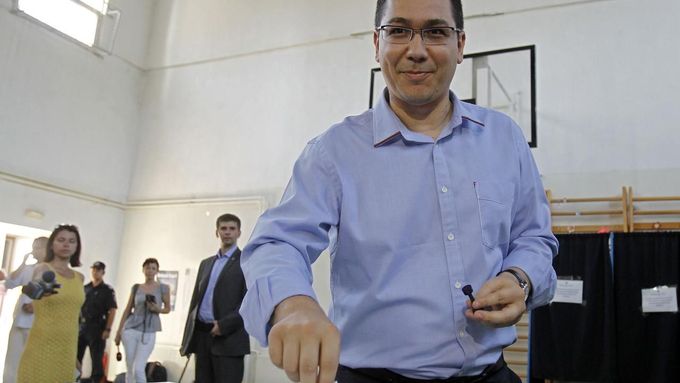 Premiér Victor Ponta hlasuje v referendu. Po oznámení o účasti voličů důvod k úsměvu neměl.