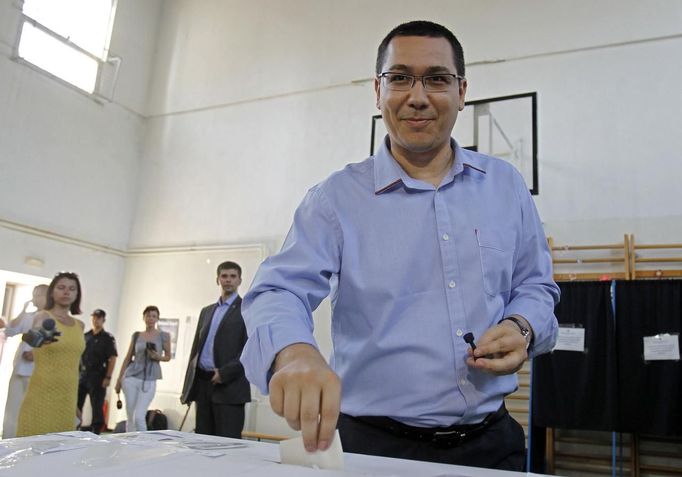 Premiér Victor Ponta hlasuje v referendu. Po oznámení o účasti voličů důvod k úsměvu neměl.