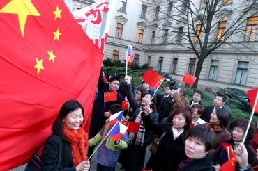 Čínského premiéra vítali vlaječkami