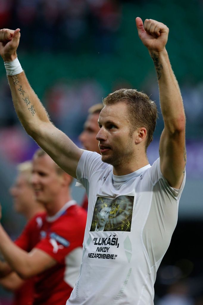 Michal Kadlec děkuje fanouškům během utkání Řecko - Česká republika v základní skupině A na Euru 2012.