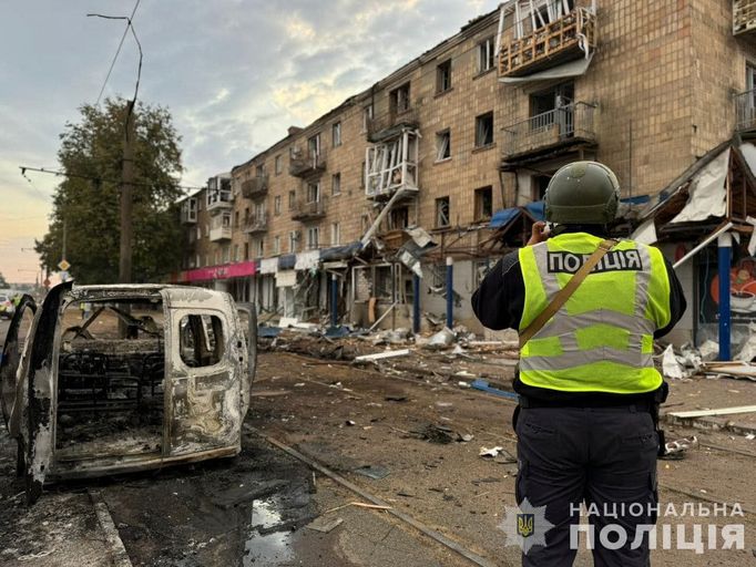 Následky nočního ruského dronového útoku na město Konotop na severu Ukrajiny.