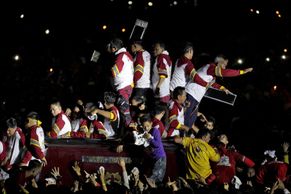 Foto: Masové šílenství v Manile. Věřící skáčou do davu, aby se dotkli černého Krista