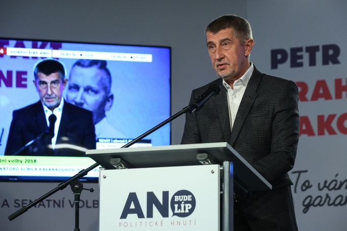 Andrej Babiš – vyjádření zástupcům médií. Záběr z volebního štábu ANO v Praze. 6. 10. 2018.