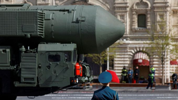 Kreml na přehlídce ukázal mezikontinentální rakety. Tradiční ukázka letectva chyběla