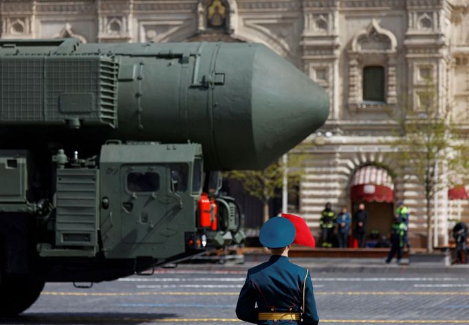 Ruské mezikontinentální balistické rakety na vojenské přehlídce v Moskvě.