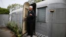 Bill Niederberger, 81, looks out from his trailer in which he has lived for over 30 years, in Village Trailer Park in Santa Monica, California July 12, 2012. Developer Marc Luzzatto wants to relocate residents from the trailer park to make way for nearly 500 residences, office space, stores, cafes and yoga studios, close to where a light rail line is being built to connect downtown Los Angeles to the ocean. Village Trailer Park was built in 1951, and 90 percent of its residents are elderly, disabled or both, according to the Legal Aid Society. Many have lived there for decades in old trailers which they bought. The property is valued at as much as $30 million, according the LA Times. Picture taken July 12, 2012. REUTERS/Lucy Nicholson (UNITED STATES - Tags: POLITICS REAL ESTATE BUSINESS SOCIETY) Published: Čec. 14, 2012, 6:58 dop.