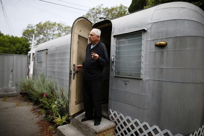 Bill Niederberger, 81, looks out from his trailer in which he has lived for over 30 years, in Village Trailer Park in Santa Monica, California July 12, 2012. Developer Marc Luzzatto wants to relocate residents from the trailer park to make way for nearly 500 residences, office space, stores, cafes and yoga studios, close to where a light rail line is being built to connect downtown Los Angeles to the ocean. Village Trailer Park was built in 1951, and 90 percent of its residents are elderly, disabled or both, according to the Legal Aid Society. Many have lived there for decades in old trailers which they bought. The property is valued at as much as $30 million, according the LA Times. Picture taken July 12, 2012. REUTERS/Lucy Nicholson (UNITED STATES - Tags: POLITICS REAL ESTATE BUSINESS SOCIETY) Published: Čec. 14, 2012, 6:58 dop.