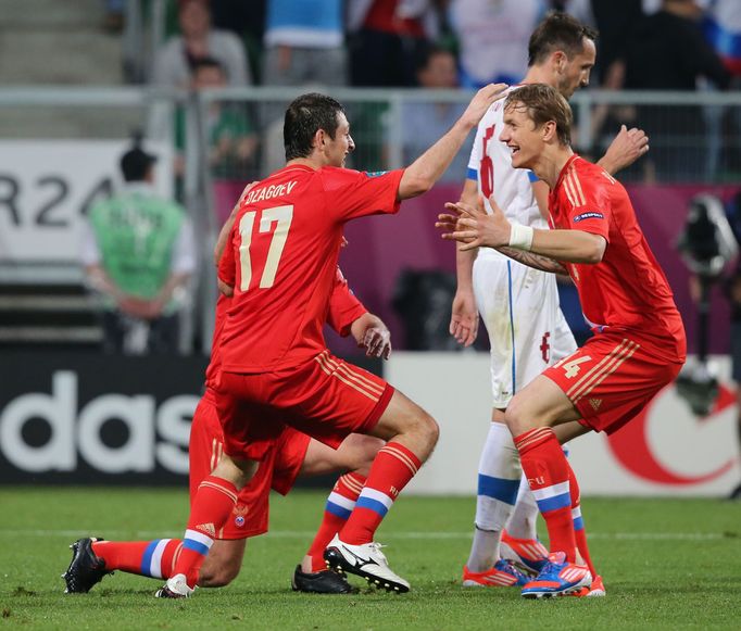 Konstantin Zyrjanov a Roman Pavljučenko se radují ze čtvrtého gólu Rusů během utkání Ruska s Českou republikou v základní skupině Eura 2012.