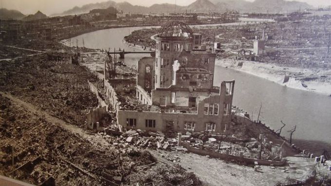 V hirošimském muzeu visí obří dobová fotografie zachycující město po zničení.
