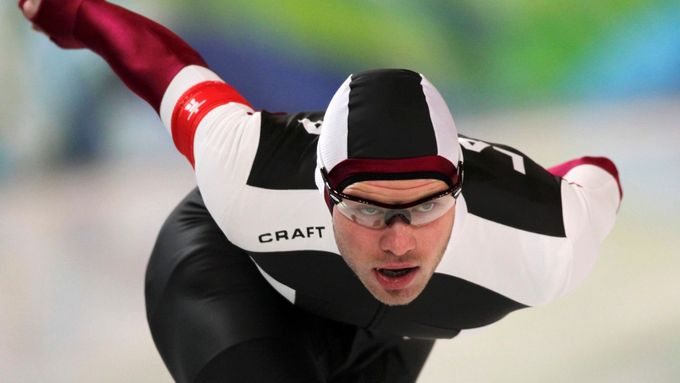 Takto jel Lotyš 5 km na dlouhé dráze. Pak následoval úprk do haly pro shorttrack