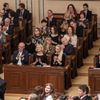 Opera v jednacím sále poslanecké sněmovny, zpívá Vojtěch Dyk a Simona Šaturová
