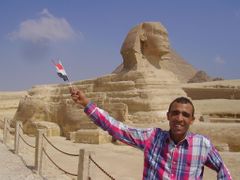 Průvodce před sfingou mává egyptskou vlajkou, ale k radosti není mnoho důvodů.