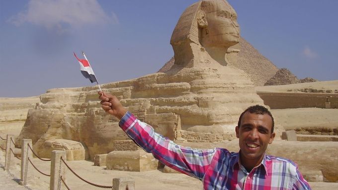 Průvodce před sfingou mává egyptskou vlajkou, ale k radosti není mnoho důvodů.