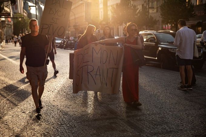 Inscenace Demonstranti.