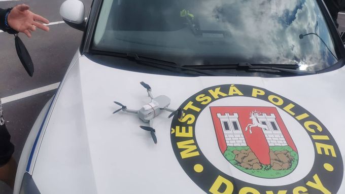 Dron zadržel strážník v blízkosti vlakového nádraží v Doksech.