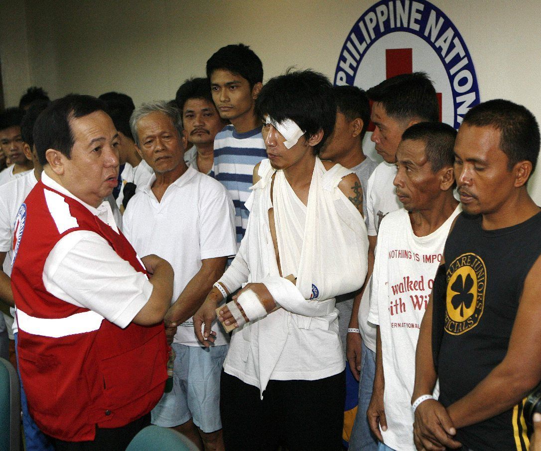 Filipíny - Senátor Gordon s přeživšími pasažéry z potopeného trajektu