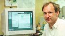 Tim Berners-Lee u počítače s prvním webovým serverem a prohlížečem, CERN, 1990. Vytvořil World Wide Web pro sdílení informací mezi vědci.