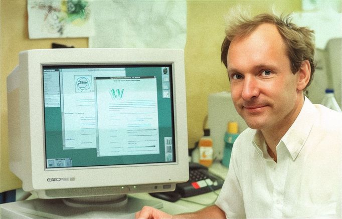 Tim Berners-Lee u počítače s prvním webovým serverem a prohlížečem, CERN, 1990. Vytvořil World Wide Web pro sdílení informací mezi vědci.