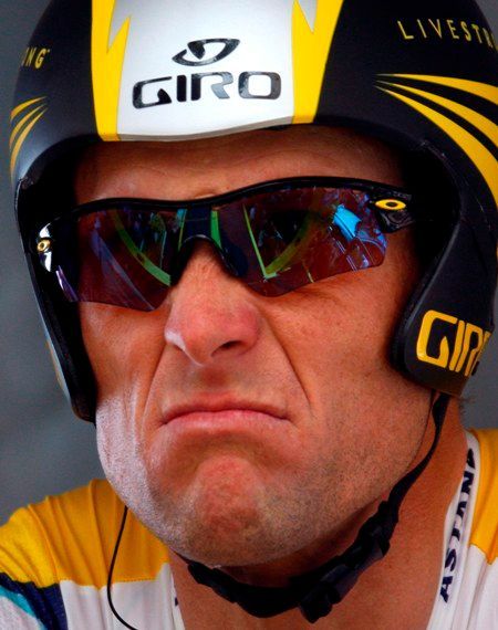 Lance Armstrong se připravuje na strat časovky Tour de France v Monaku.