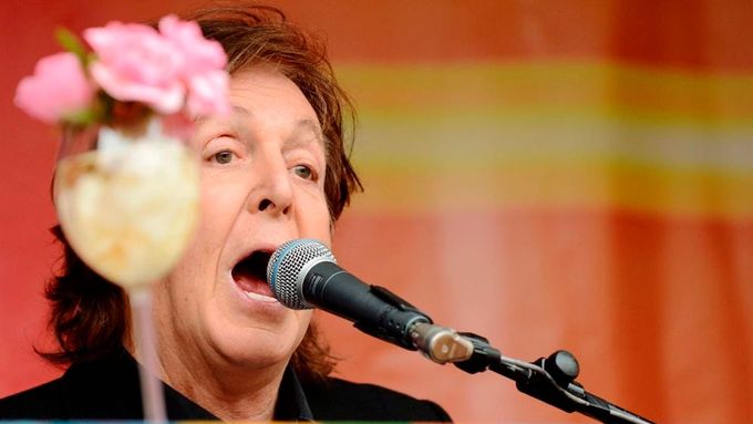 Paul McCartney vystoupil loni na ulici v centru Londýna.
