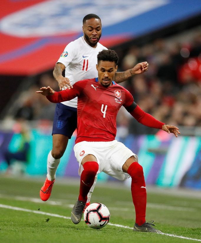 Theodor Gebre Selassie a Raheem Sterling v zápase kvalifikace ME 2020 Anglie - Česko.