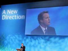 Od června se David Cameron drží v průzkumech popularity před Blairem.